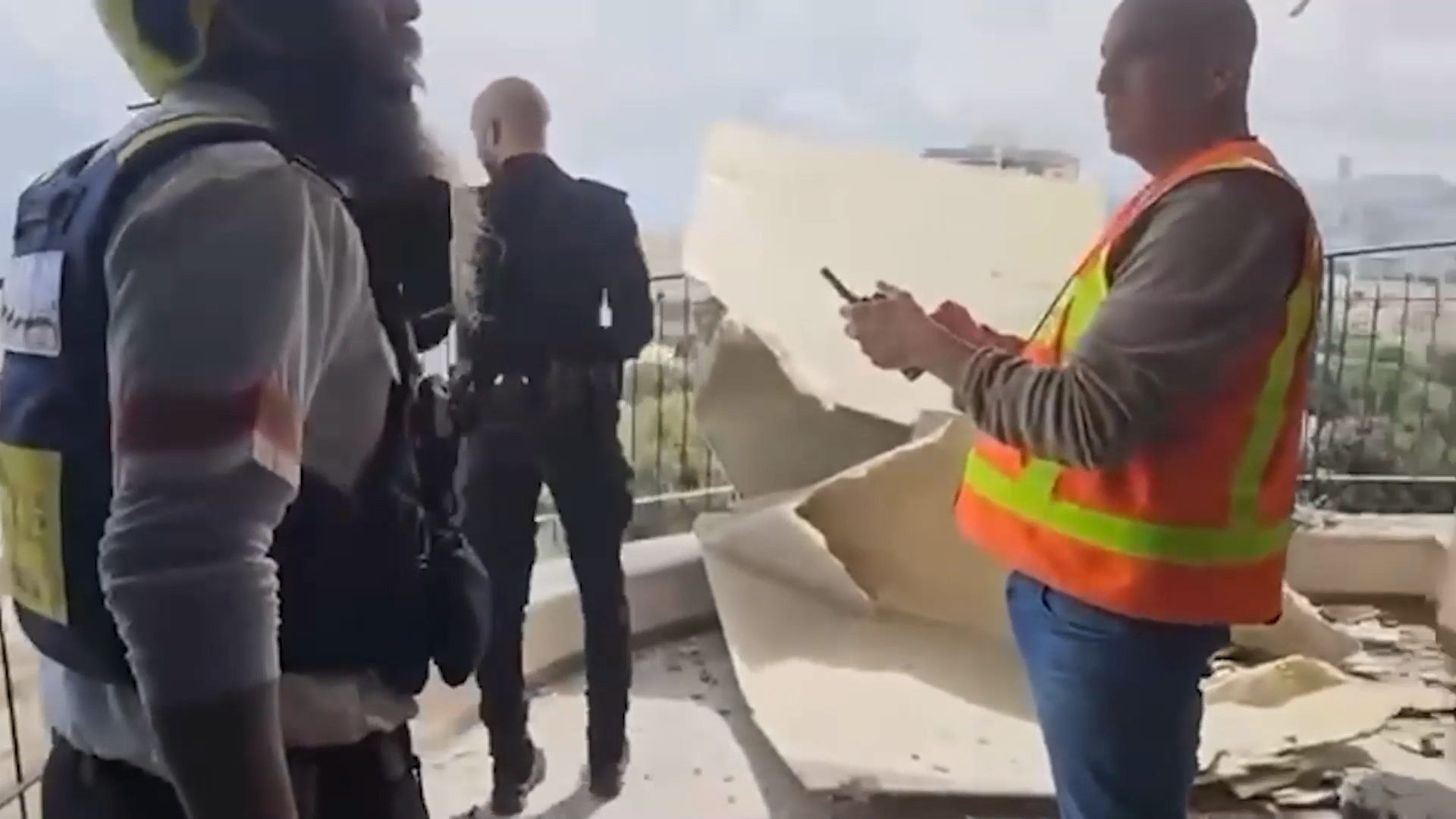 Rumah-rumah rusak ketika rudal Iran memicu sirene di Israel utara