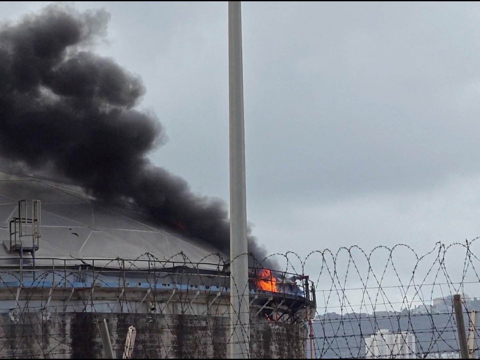 Apa yang kita ketahui tentang serangan terhadap kilang minyak utama Israel