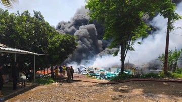 Pabrik Helm di Bogor Kebakaran, Kerugian Diperkirakan Capai Puluhan Miliar