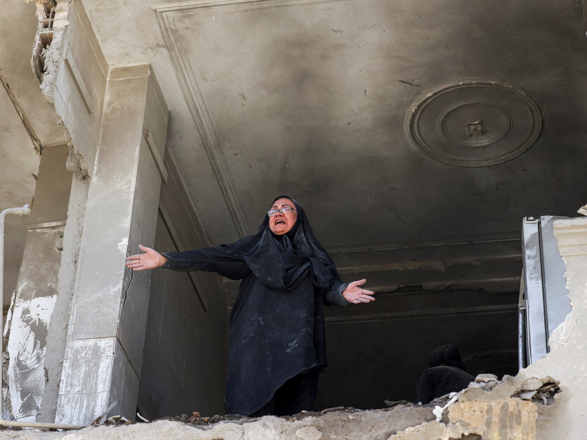 Kebakaran setelah kapal tanker minyak Kuwait dihantam 'oleh Iran'; 3 tentara PBB tewas di Lebanon