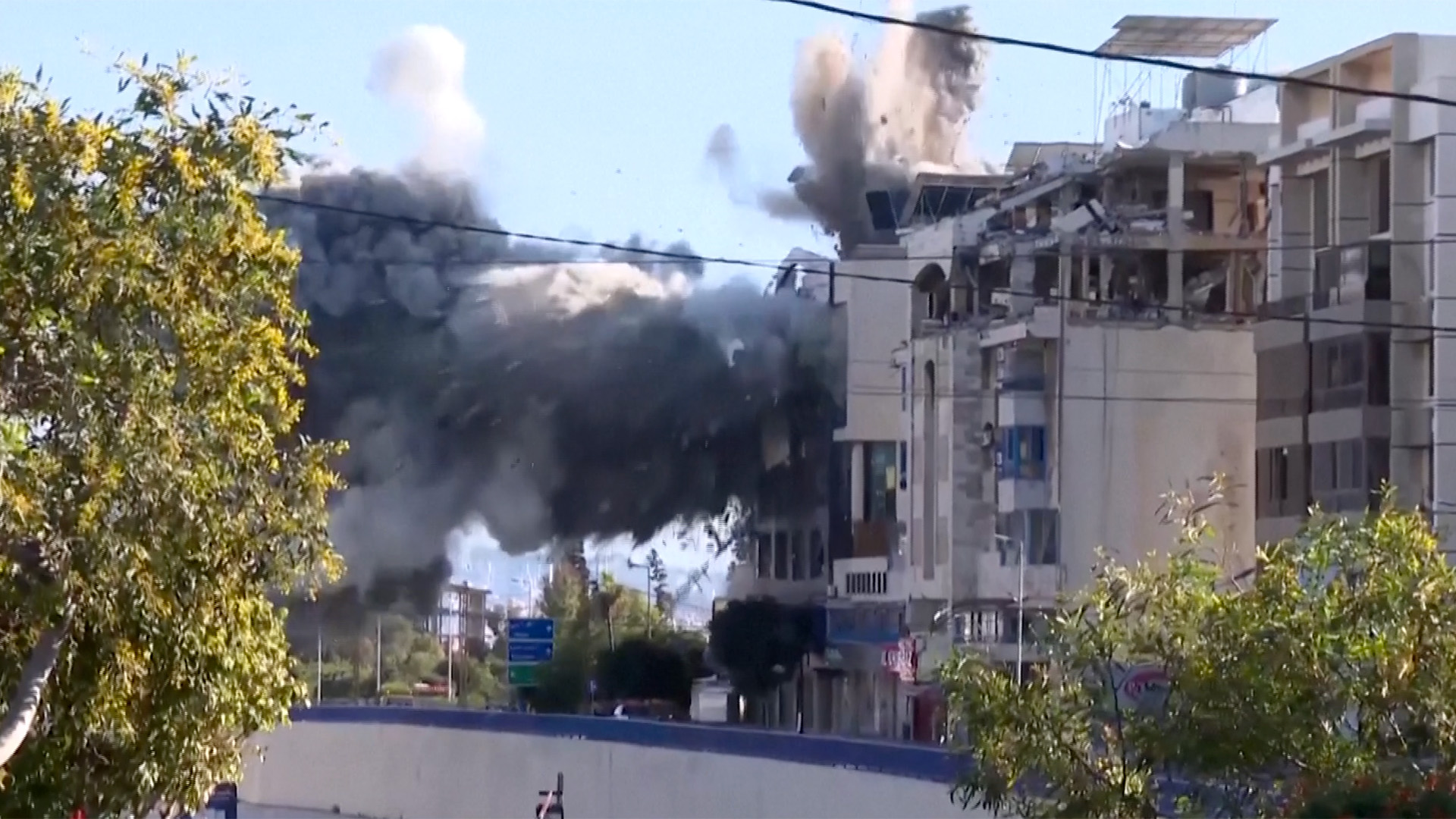 Serangan Israel menghantam gedung di pinggiran selatan Beirut