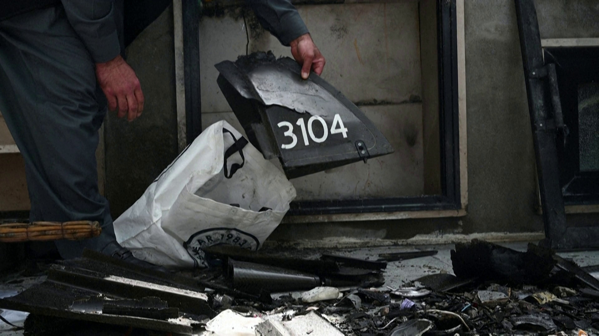 warga-memeriksa-kerusakan-drone-di-dekat-bandara-erbil