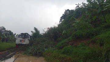 Laju KA Ciremai Terhenti di Jalur Maswati-Sasaksaat Akibat Longsor