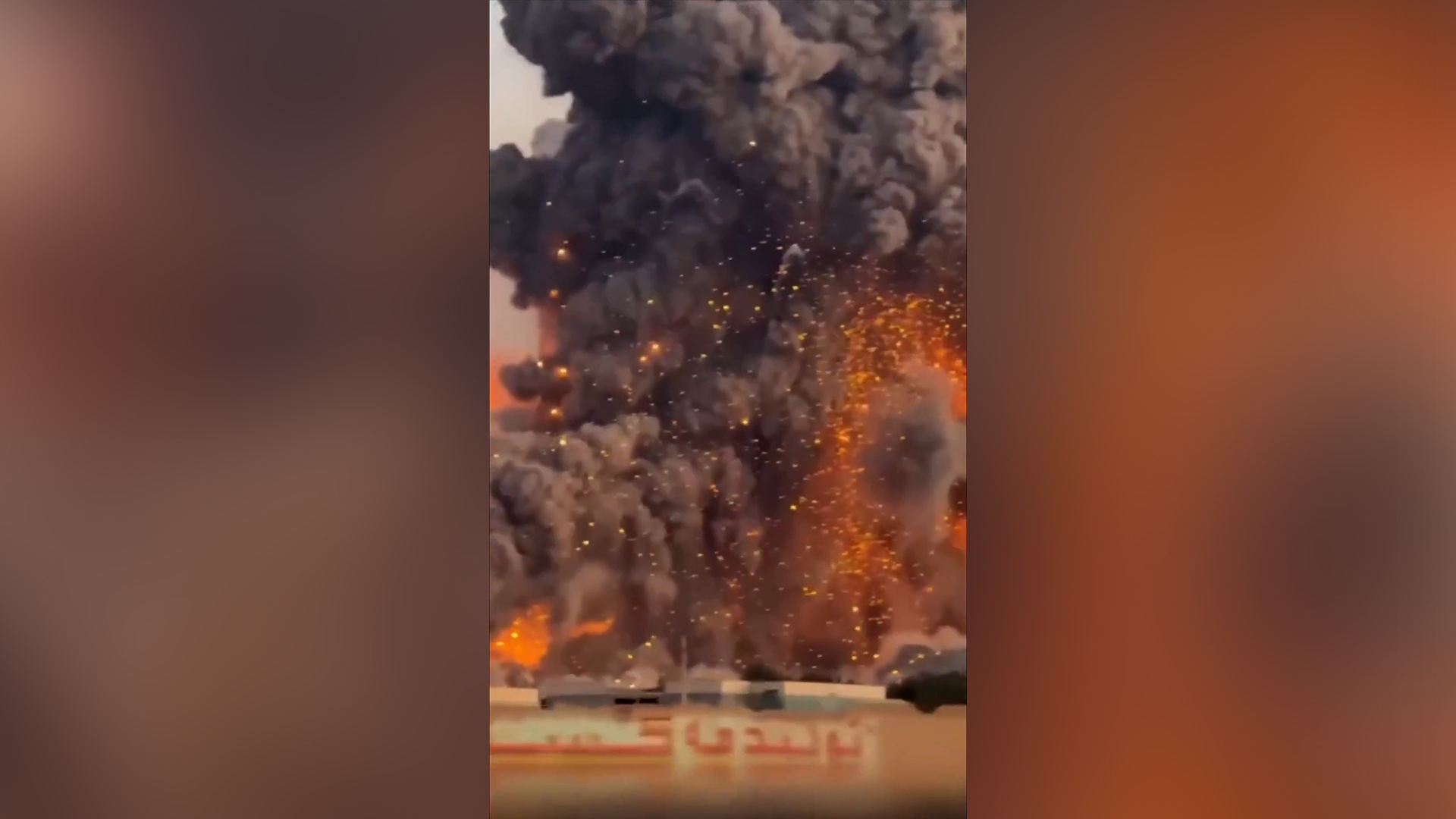 Asap dan bara api terlihat di Isfahan Iran setelah serangan