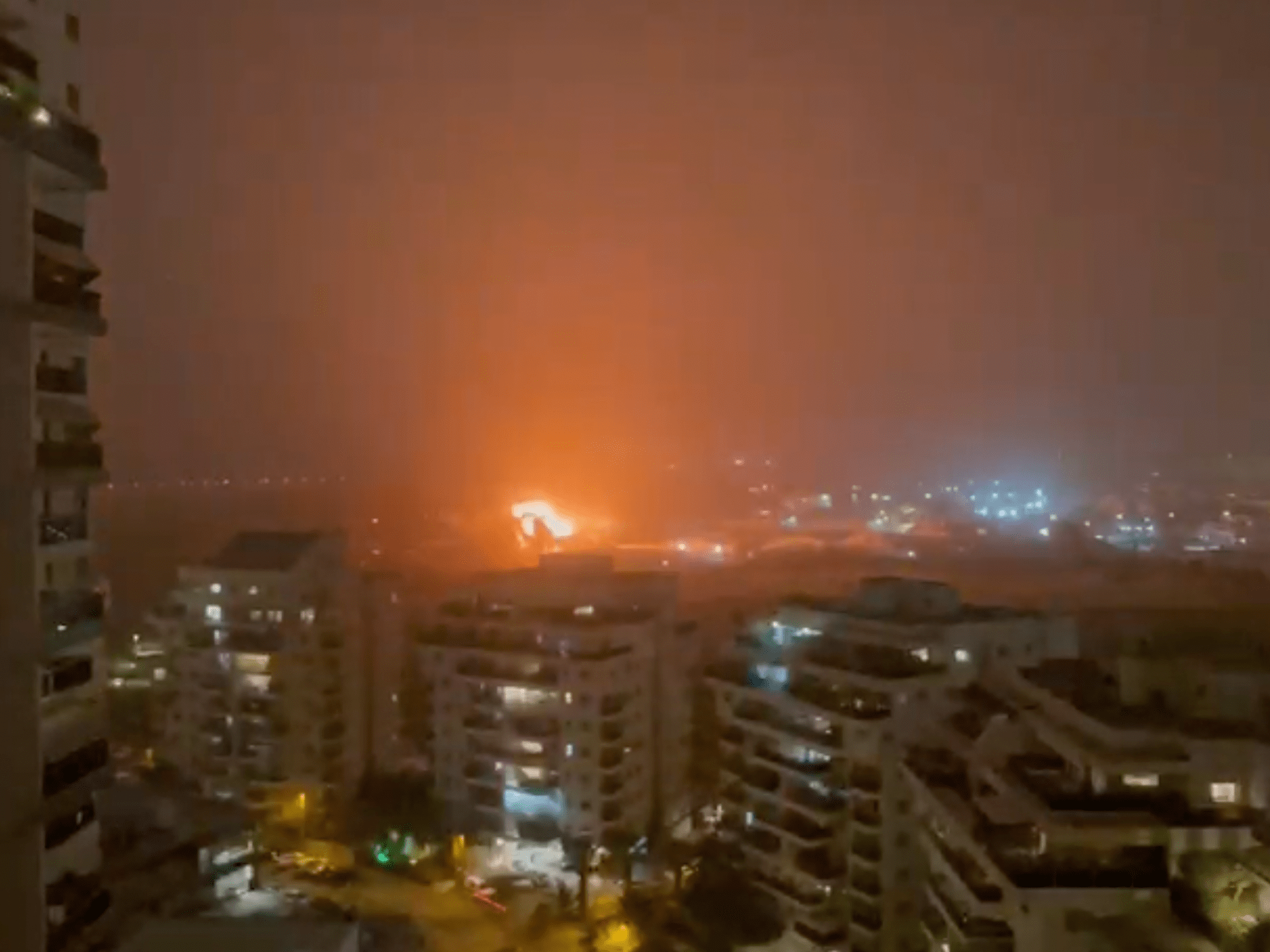 Video menangkap proyektil yang jatuh di Israel tengah setelah serangan Iran