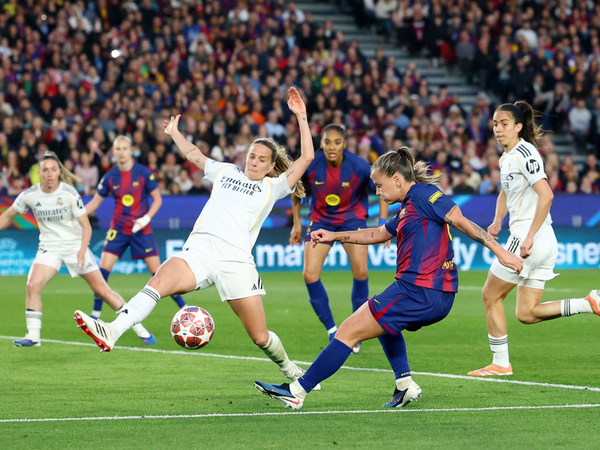 Barcelona mengalahkan Real Madrid 6-0 untuk mencapai semifinal Liga Champions wanita