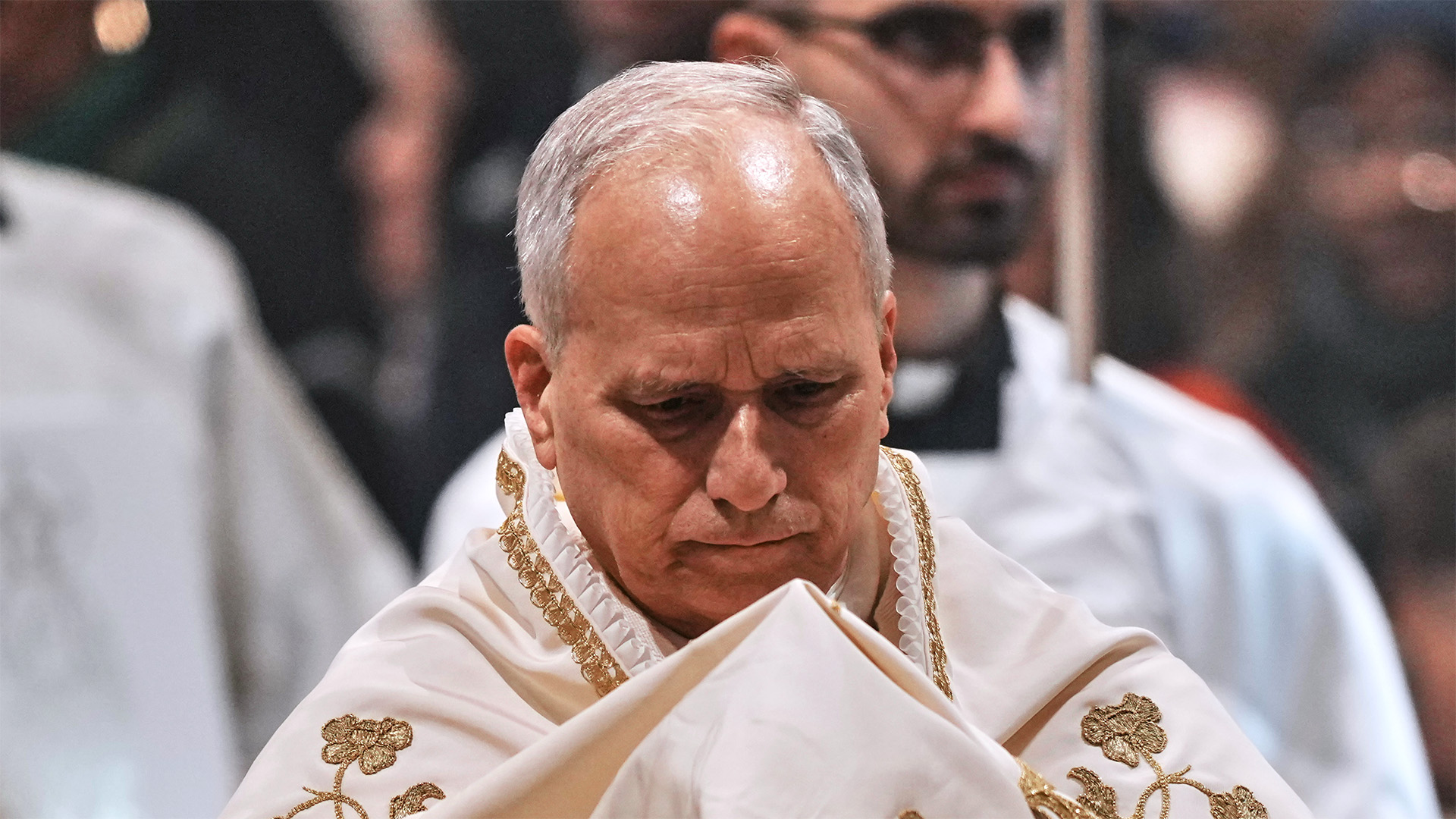 Paus Leo mengutuk 'kebrutalan' dunia dalam kebaktian Paskah pertama