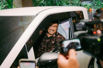 Uji Coba Budaya Kerja Baru, Gus Ipul Ngantor Pakai Mobil Listrik