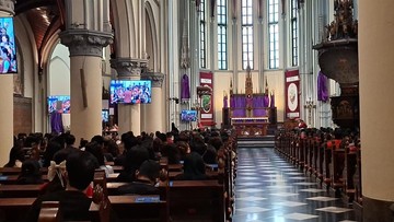 Ribuan Jemaat Khidmat Ikuti Misa Jumat Agung di Gereja Katedral Jakarta