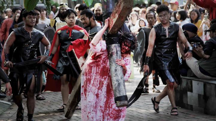 Jalan Salib Warnai Ibadah Jumat Agung di Katedral Jakarta