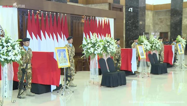 Tangis Keluarga Iringi Prosesi Persemayaman 3 Prajurit TNI