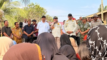 Tito Serahkan Bantuan-Serap Aspirasi Penyintas Bencana di Aceh Tamiang