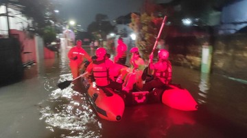 Pondok Hijau Tangsel Masih Banjir, Warga Dievakuasi Pakai Perahu Karet