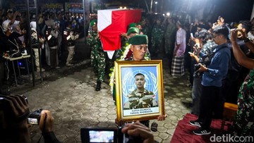 Jenazah Kopda Farizal Tiba di Rumah Duka Kulon Progo, Tangis Keluarga Pecah