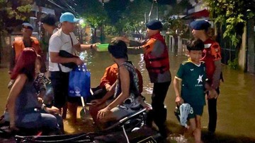 Banjir di Pamulang Tangsel, Polisi Evakuasi Warga Pakai Perahu Karet