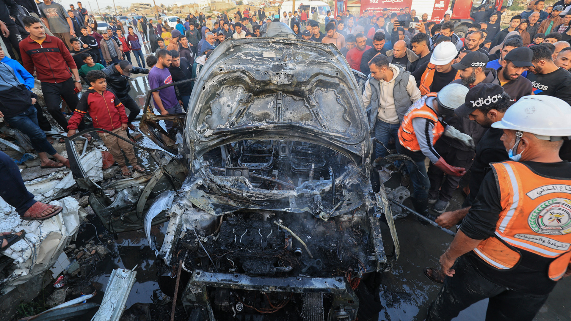 Kendaraan dilalap api setelah serangan drone Israel di Gaza tengah