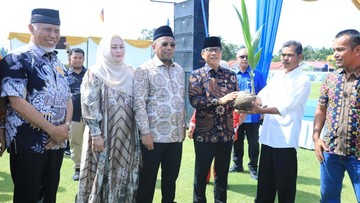 Mendes PDT Serahkan 2 Juta Bibit Kelapa & Pinang untuk Warga Pariaman