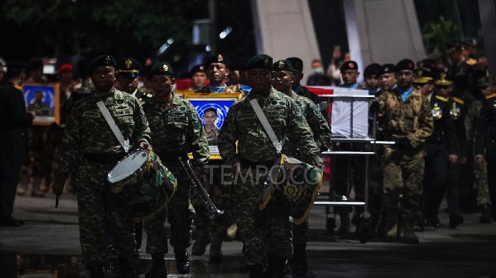 Prabowo Salami Keluarga Prajurit TNI yang Gugur di Libanon