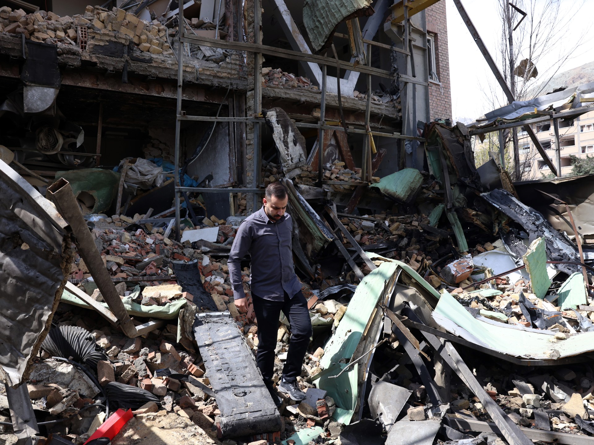 Iran menolak ultimatum Trump selama 48 jam; kebakaran terjadi di kompleks minyak Kuwait