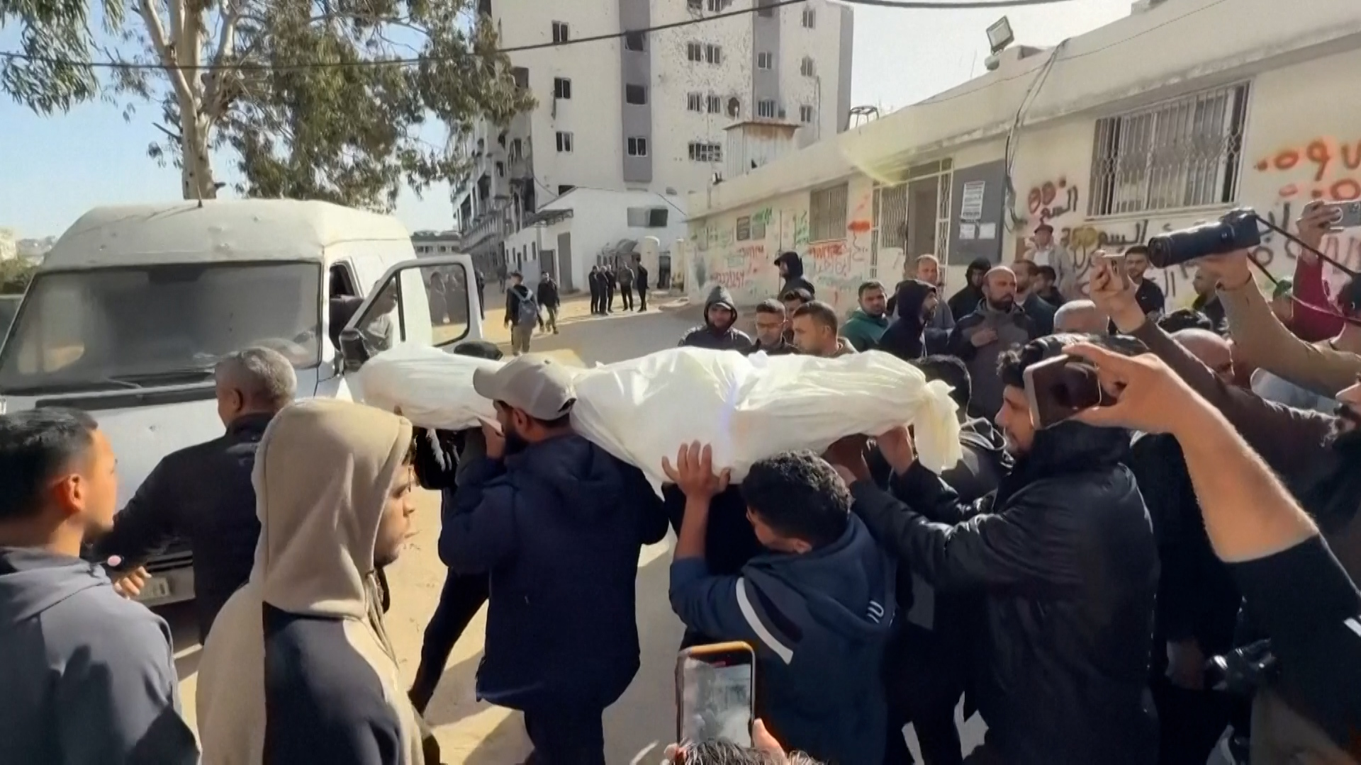 Israel melanjutkan serangan mematikan di Gaza sambil menyerang Iran, Lebanon