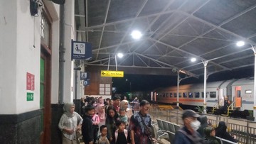 Rel Terendam Banjir, KA Siliwangi ke Sukabumi Tertahan di Stasiun Cianjur