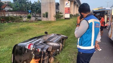 Ada Mobil Terperosok, Lalin di Tol Jatibening Arah Cawang Padat