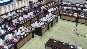 Anggota DPR Tepuk Tangan Saat Purbaya Jamin BBM Subsidi Tak Akan Naik di 2026