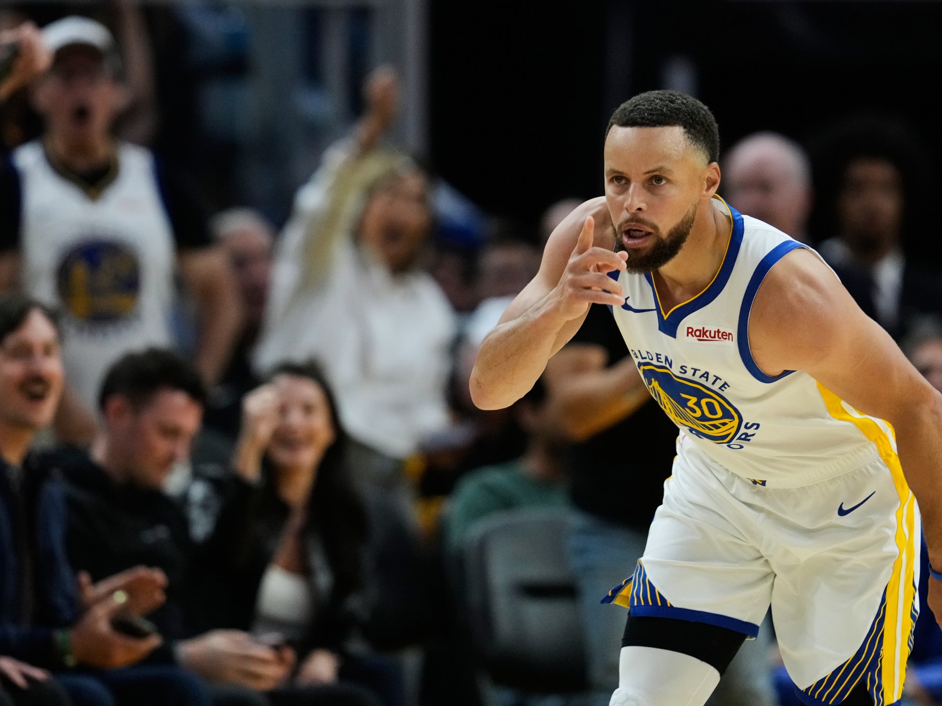 Steph Curry kembali dari cedera dengan 29 poin tetapi Warriors kalah dari Rockets