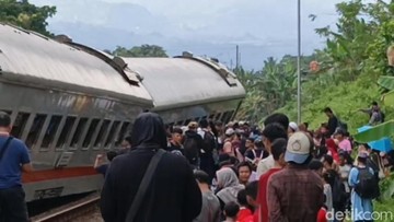 3 Gerbong KA Bangunkarta Anjlok di Brebes, Penumpang Dievakuasi Pakai Bus
