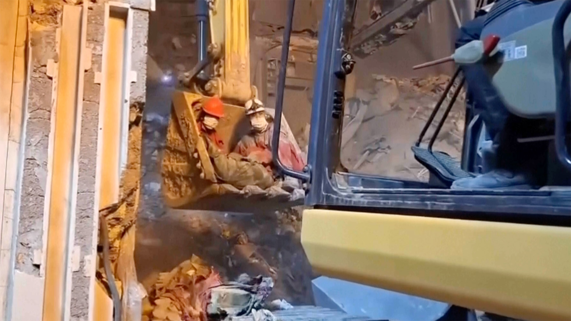 Tim penyelamat mencari korban selamat setelah serangan menghantam rumah-rumah di Iran