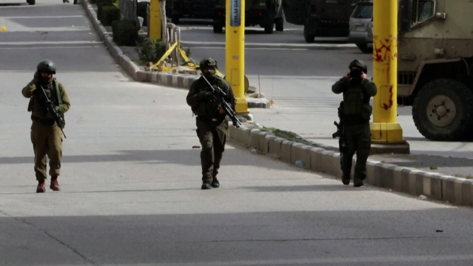 Tentara Israel menembakkan gas air mata ke arah pemuda Palestina selama penggerebekan di Hebron