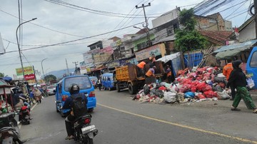 Viral SDN di Leuwiliang Bogor 'Dikepung' Tumpukan Sampah