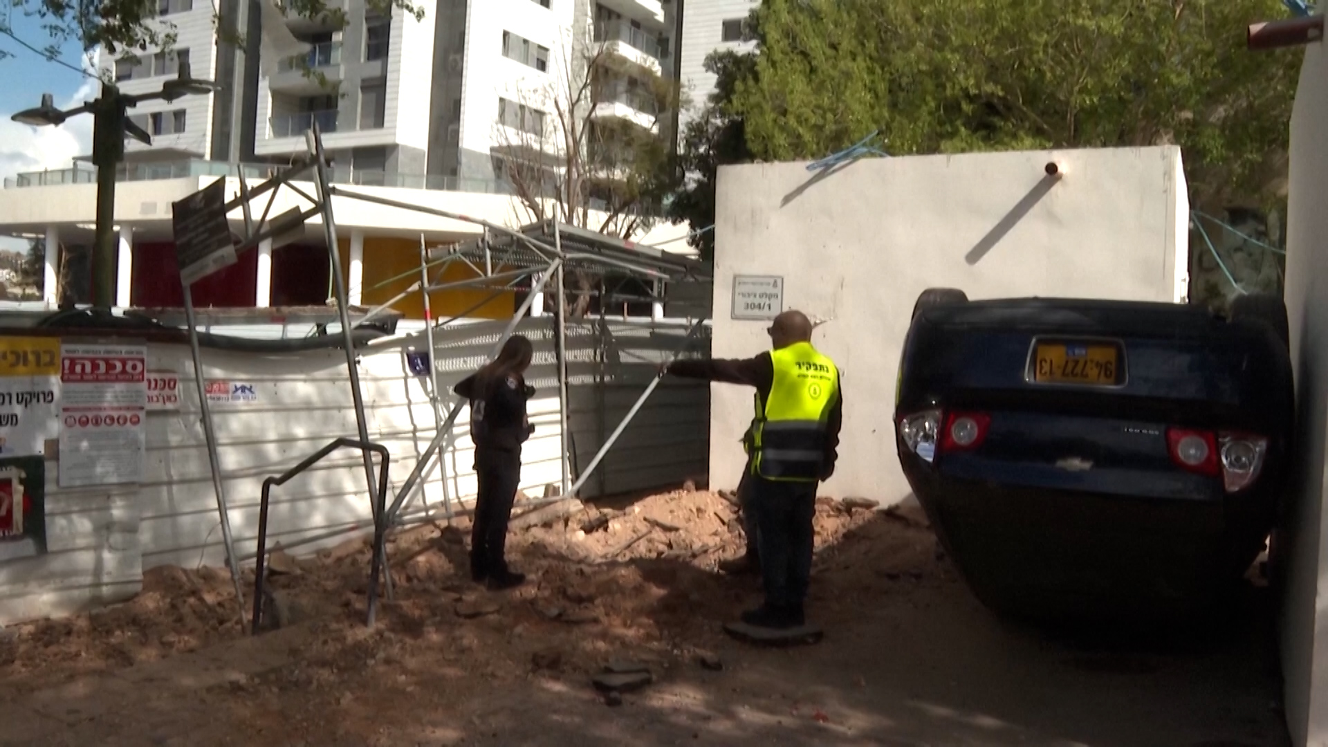 Serangan rudal Iran merusak mobil dan jalan di Israel