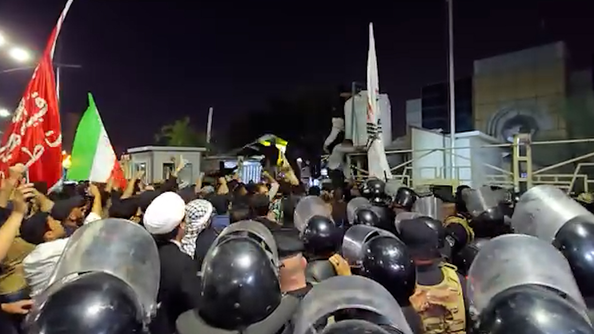 Para pengunjuk rasa di Irak mengerumuni konsulat Kuwait setelah serangan roket mematikan