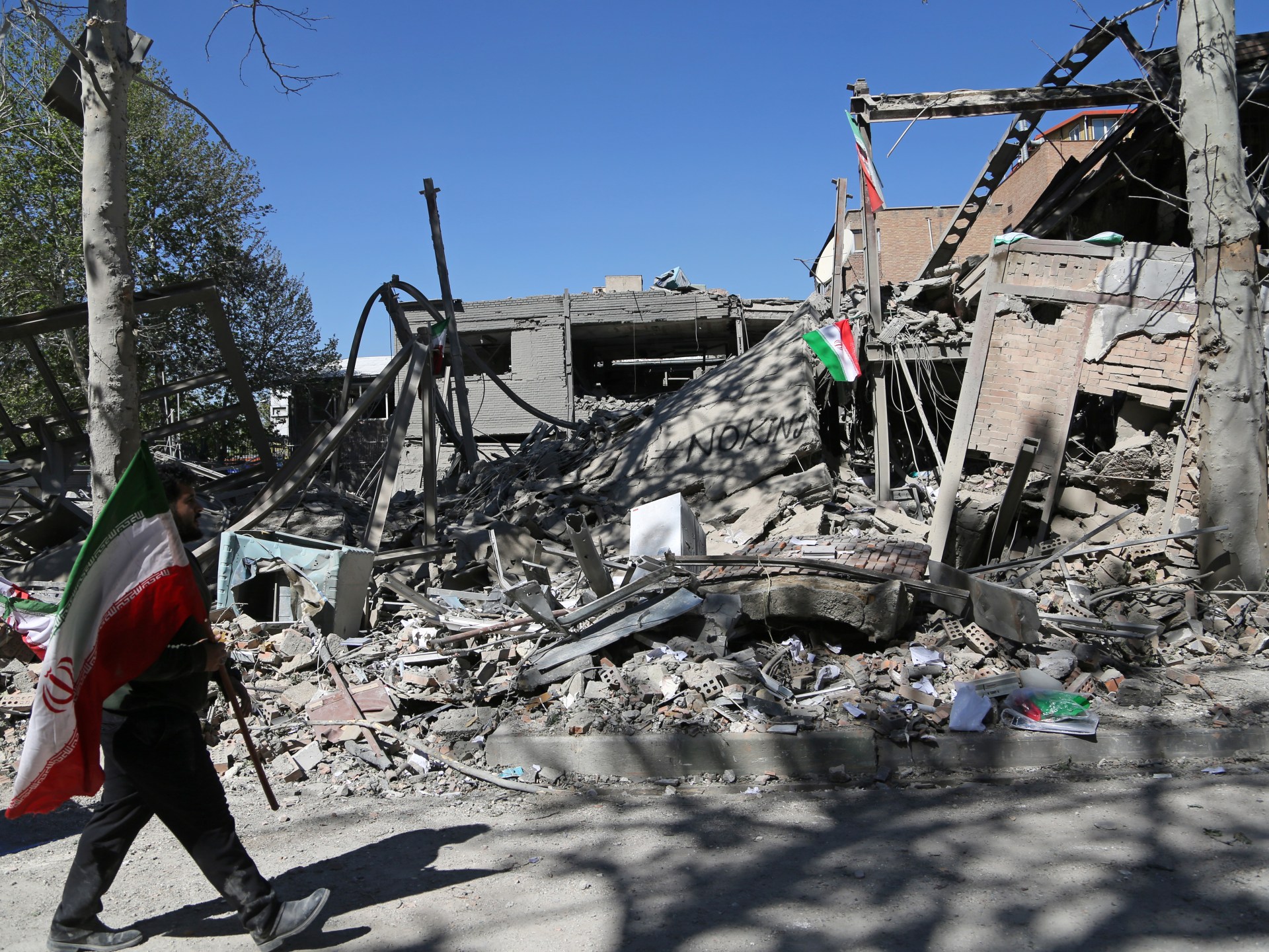 Iran mengancam kawasan dan sekitarnya ketika ketegangan meningkat menjelang ultimatum AS