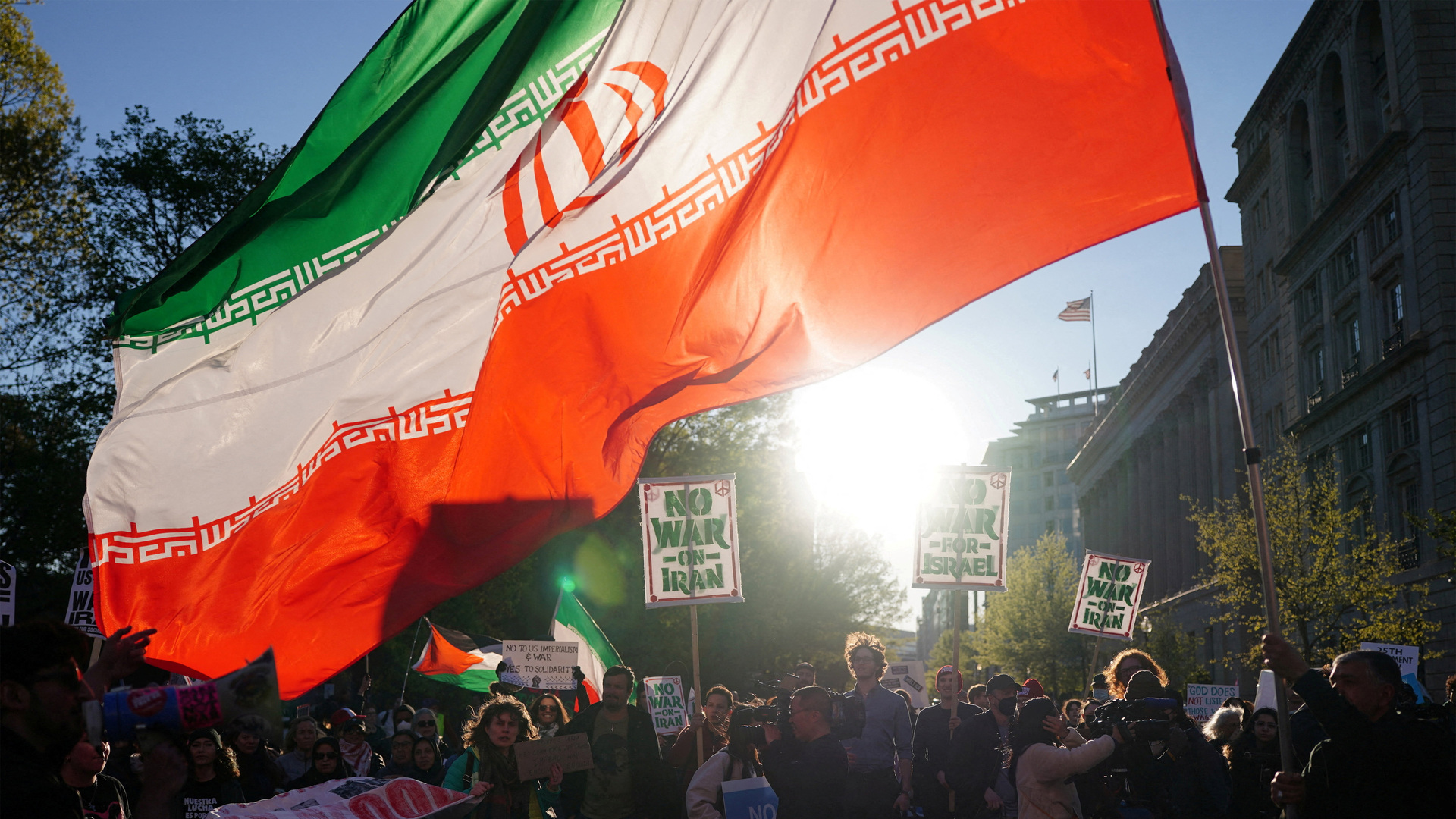 Iran setuju untuk membuka Selat Hormuz untuk gencatan senjata AS selama dua minggu