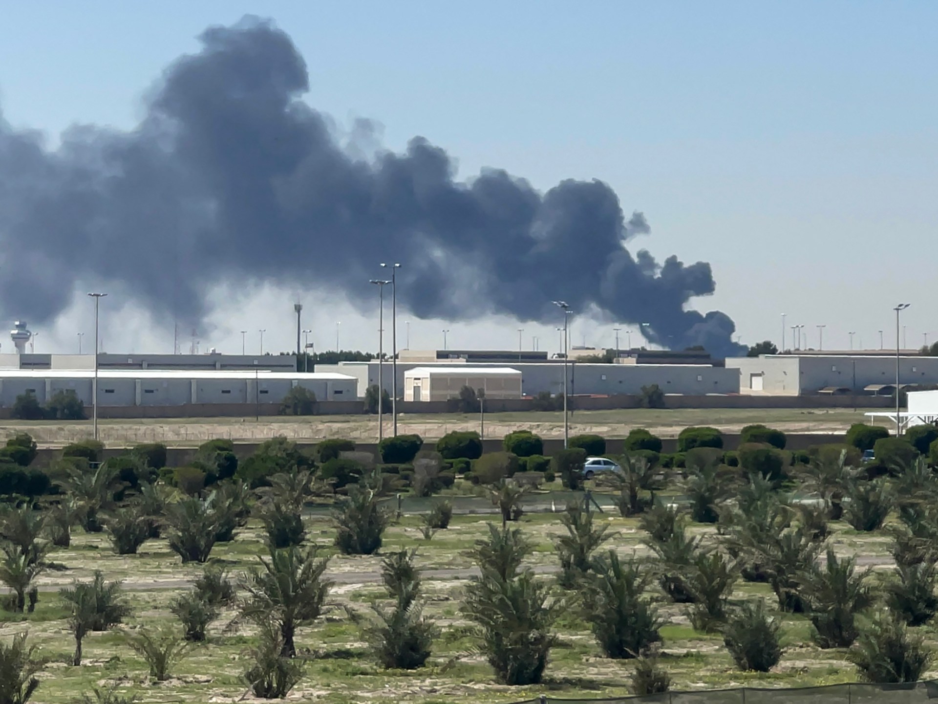 UEA, Kuwait, Bahrain melaporkan serangan meskipun Iran-AS melakukan gencatan senjata