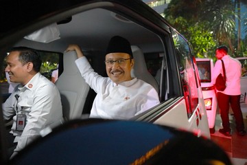 Momen Mensos & Wamensos Naik Mobil Listrik ke Acara Taklimat Presiden