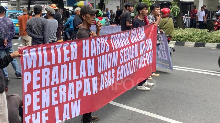 mahasiswa-ui-aksi-kawal-uji-materi-uu-tni-dan-andrie-yunus