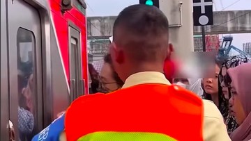 Heboh Penumpang Paksa Naik KRL Penuh di Manggarai hingga Tarik Topi Petugas