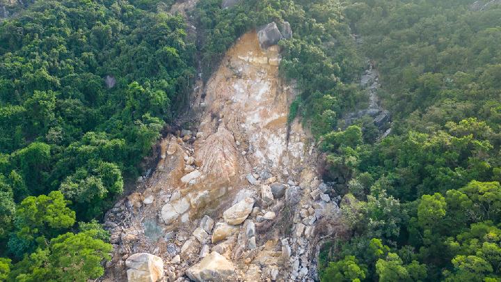 Longsor Timbun Warga dan Jalan Cadas Pengeran di Sumedang