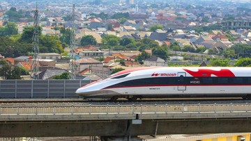 Viral Penumpang Tahan Pintu Whoosh Bikin Perjalanan Kereta Terlambat