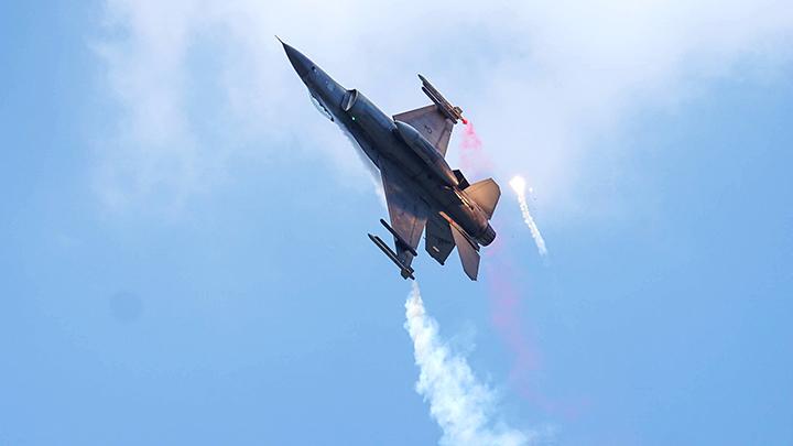 Prabowo Dikawal Pesawat Tempur F-16 ke Sleman