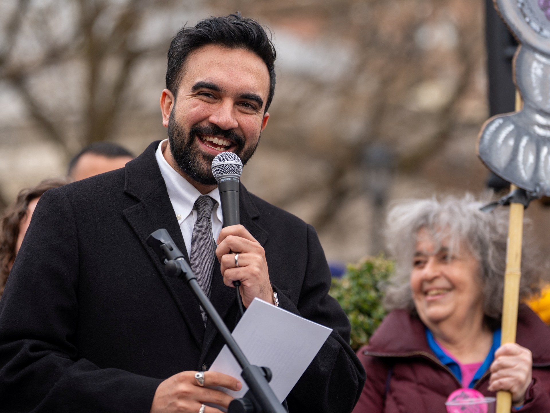 Jalan berlubang dan kemajuan: Mandami di New York merefleksikan 100 hari sebagai walikota