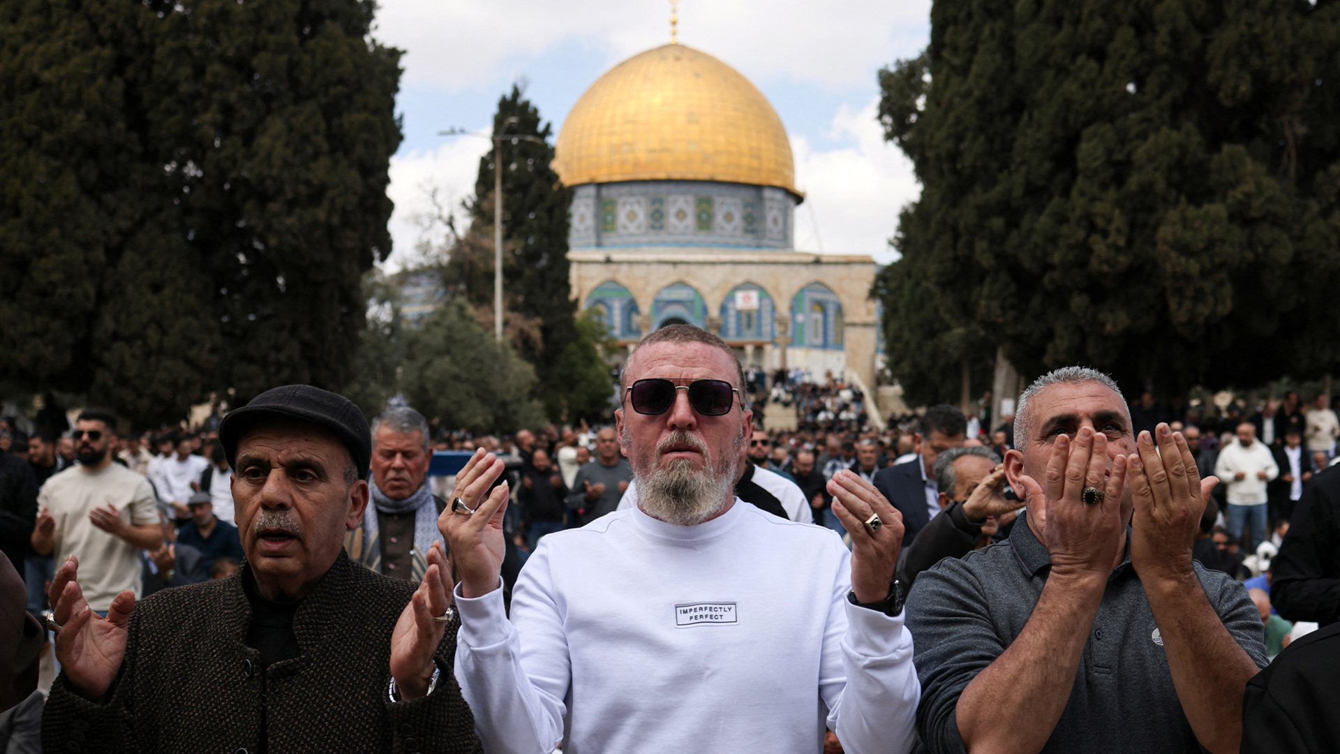 Umat ​​​​​​Muslim mengadakan salat Jumat pertama di Masjid Al-Aqsa setelah dibuka kembali