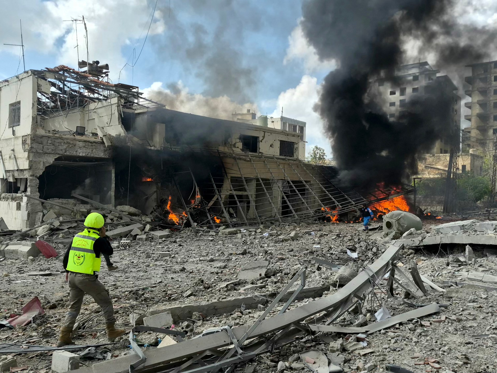 Serangan Israel terhadap gedung pemerintah membunuh petugas Lebanon