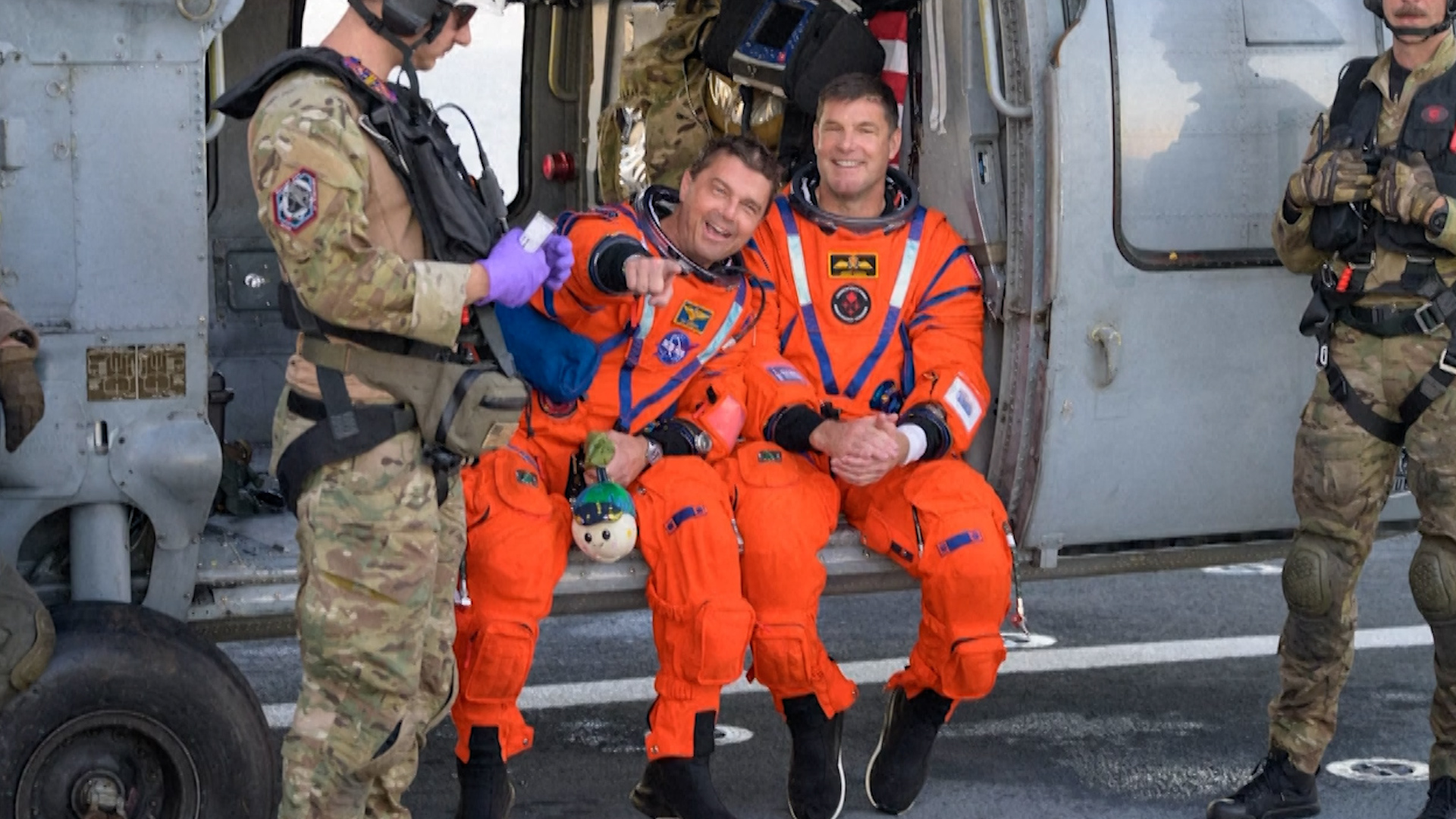 Kru Artemis II terlihat di kapal pemulihan setelah misi kembali ke bulan