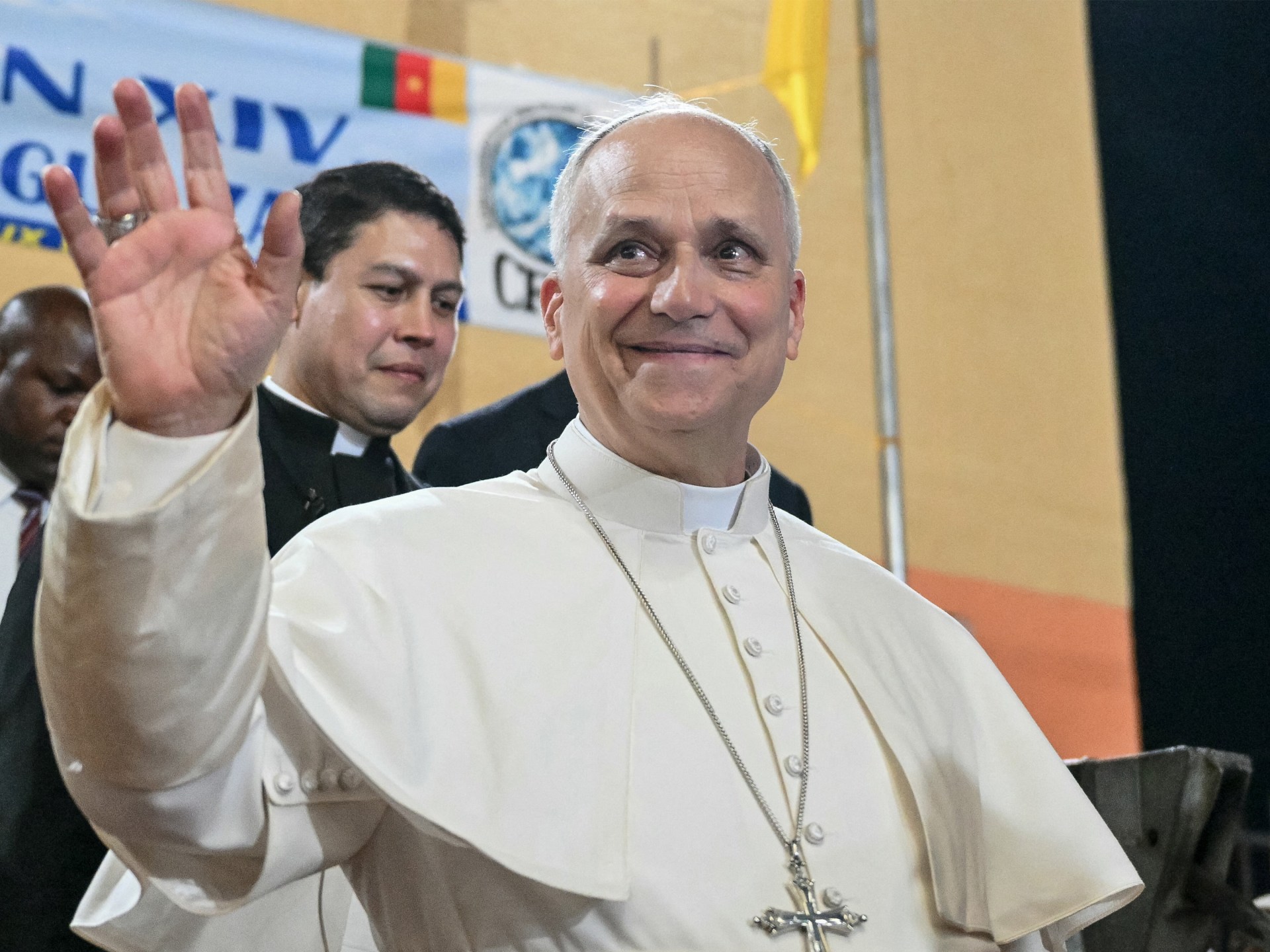 Kerumunan besar orang menyambut Paus Leo di Kamerun 20 tahun setelah perjalanan penjangkauannya