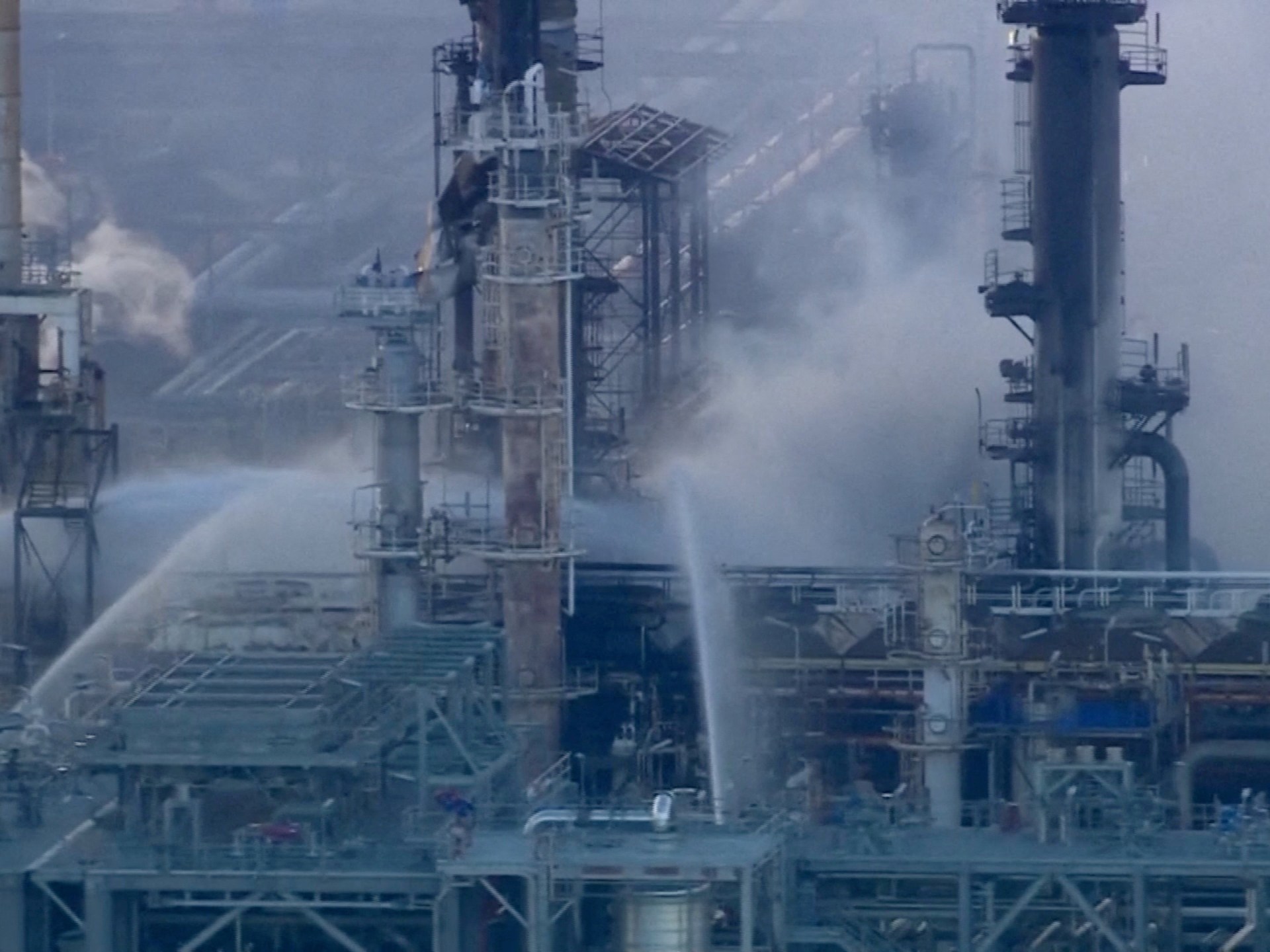 Kebakaran terjadi di kilang penting Australia, meningkatkan kekhawatiran akan pasokan bahan bakar