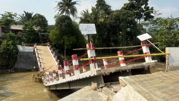 Jembatan di Rumpin Bogor Ambruk, Warga Bantaran Sungai Diimbau Waspada